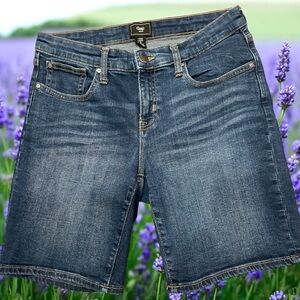 Gap Denim Shorts ~ Just the Right Length 
size 8 / 29   EUC